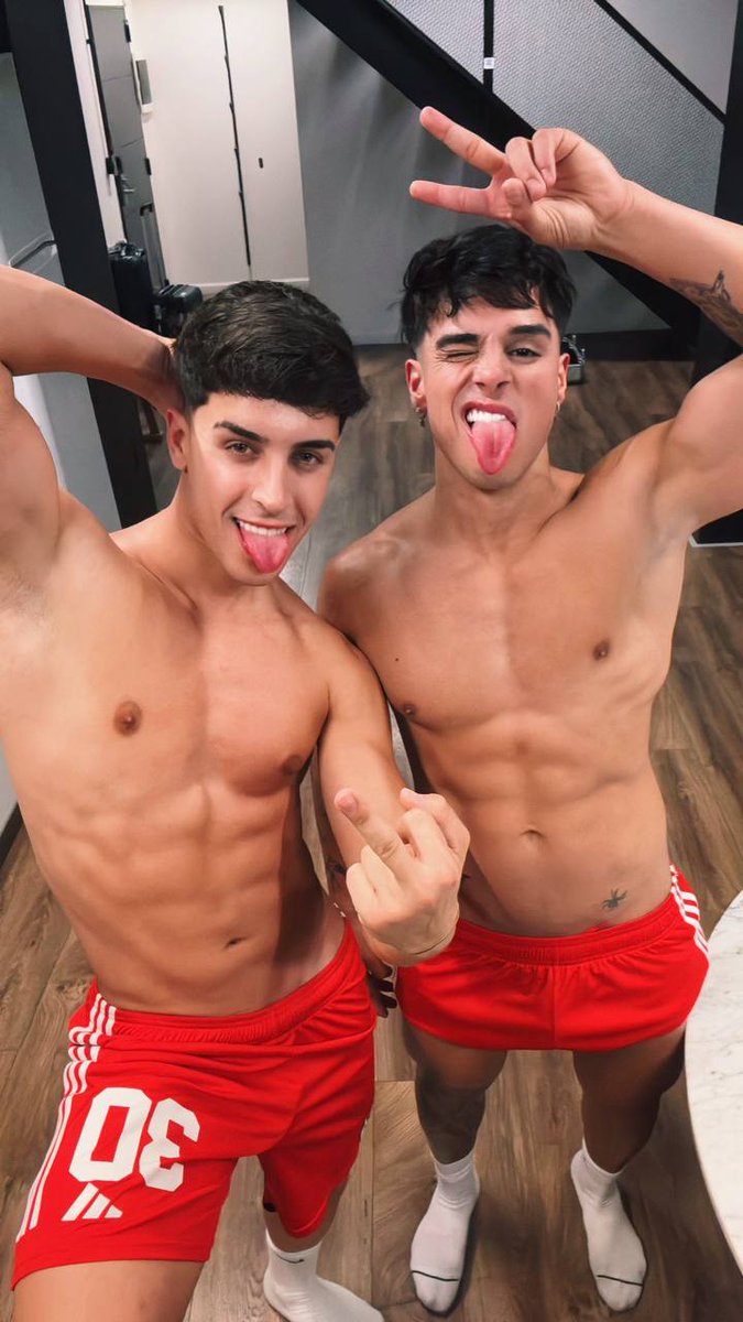 Sebasmatyy's tweet photo. Left or right? 😏 https://t.co/KVzfvXbMqu