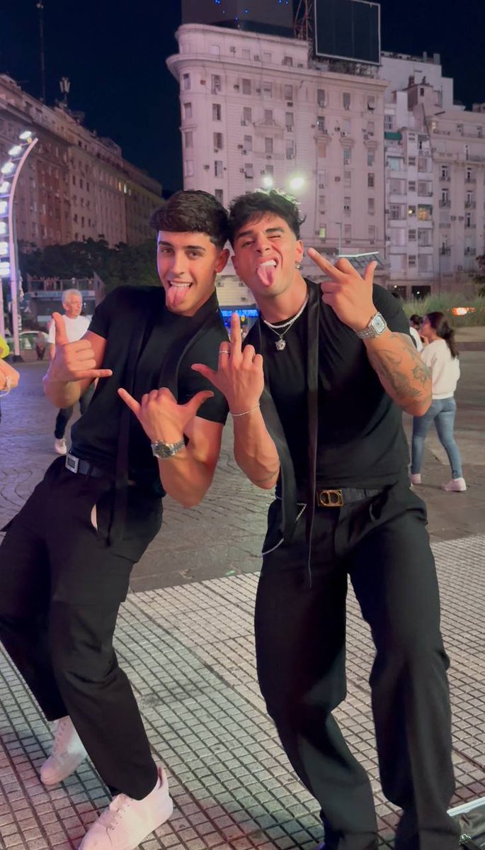 Sebasmatyy's tweet photo. Left or right? 😏 https://t.co/KVzfvXbMqu