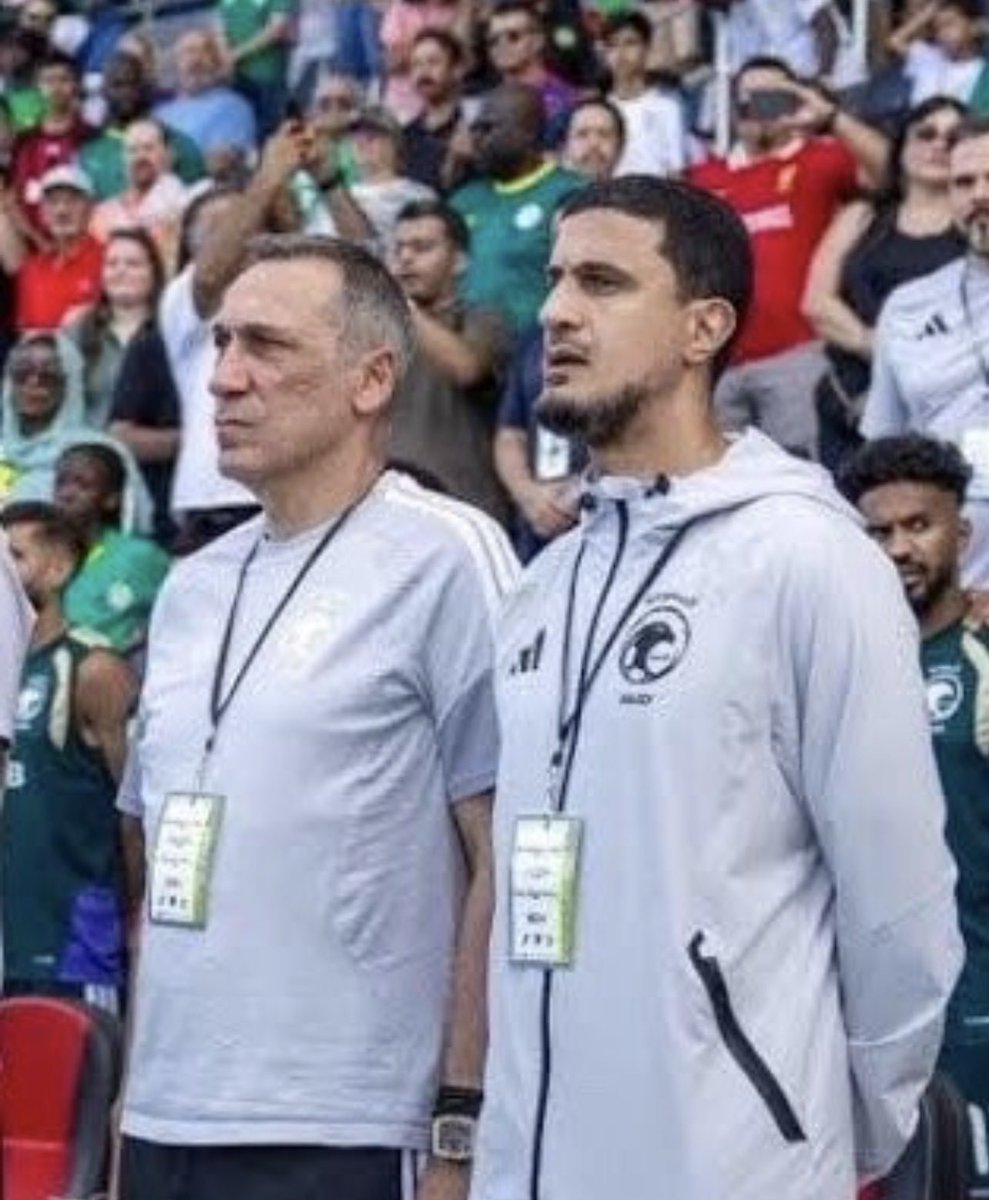 Coach_FS's tweet photo. من كان يرى منتخبنا قبل كأس العالم سيقول من المستحيل بناء فريق ينافس على البطولات ولكن بعد حضور (دونيس والمفرج) رأينا بوادر الأمل في كأس العالم رغم قصر الفترة واليوم يتوج بكأس الخليج مستوى ونتيجة واكتشاف نجوم واعادة اكتشاف آخرين.
شكرا 
للاعبين والجهاز الفني والاداري
والشكر الاكبر للجمهور 

ودامت افراحك يا وطن🇸🇦
