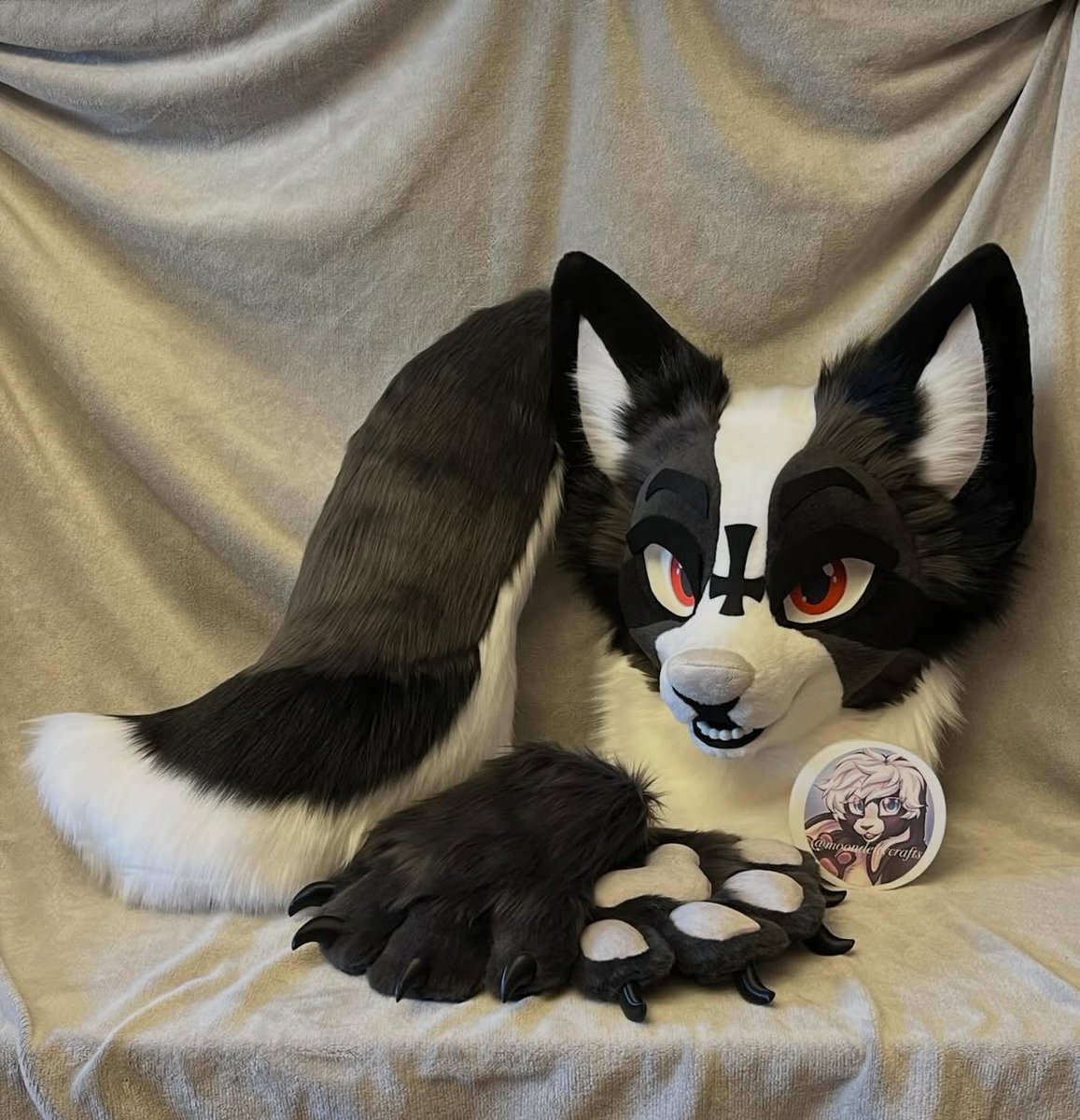 moondeitycrafts's tweet photo. 🤍🖤wolf fursuit mini partial🖤🤍

3D printed eyes and base

Handcrafted with lots of love

super soft

Has neck fur

lined

Luxury faux fur

Head, hand paws and tail

#furry #fursuit #fursuitcommission #fursuitmaker #fursuitpartial https://t.co/DX7E5YPMTt