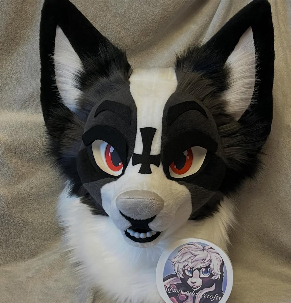 moondeitycrafts's tweet photo. 🤍🖤wolf fursuit mini partial🖤🤍

3D printed eyes and base

Handcrafted with lots of love

super soft

Has neck fur

lined

Luxury faux fur

Head, hand paws and tail

#furry #fursuit #fursuitcommission #fursuitmaker #fursuitpartial https://t.co/DX7E5YPMTt