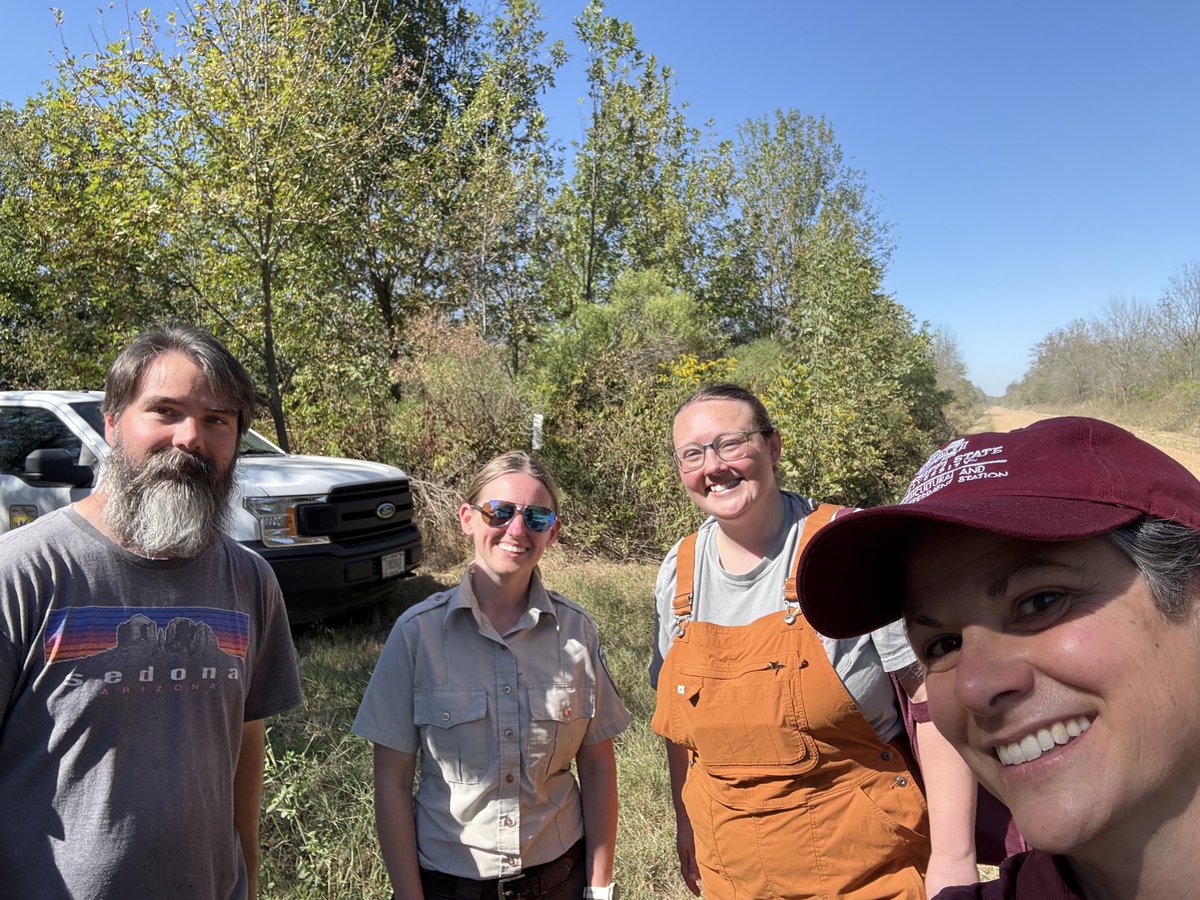 MSUextPlantLab's tweet photo. Spent the afternoon in the Delta with Dr. Kristy McAndrew’s lab looking at some stands of ash. Prolonged drought stress is taking a toll on a wide variety trees in this region of the state and is predisposing them to insect and disease problems. #MSUext https://t.co/m73DNu2kq5
