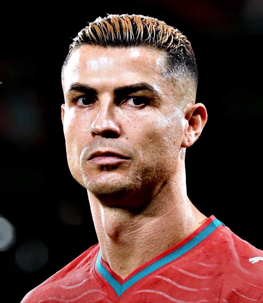 rcostadoazeite's tweet photo. Há tantos detalhes no comunicado do Ronaldo que não interessam para NADA. É impressionante a necessidade de controlar a narrativa.

Que o selecionador foi a casa dele.
Que o Simão Coutinho estava presente.
Que ELE próprio colocou a braçadeira no Bruno.
Que não fez “nenhum problema”.
Que o importante era a vitória.
Que estava à mesa quando o adjunto o chamou.
Que aqueceu desde o intervalo.
Que o selecionador lhe pediu um abraço. (???)
Que ele validou as notas para a conferência.

Nada disto é necessário para explicar porque é que ele abandonou o estágio.

Mas é necessário para construir a versão da história onde o Ronaldo é sempre o centro, é sempre exemplar e sempre o injustiçado.

Até quando ele explicou porque é que não cumprimentou os adeptos, não se limitou só a pedir desculpa, lembrou que é quem mais autógrafos dá, mais selfies tira e mais acarinha os adeptos.

É impossível ler aquilo e não perceber que ele não queria apenas contar o que aconteceu. Queria controlar como devemos interpretar o que aconteceu.