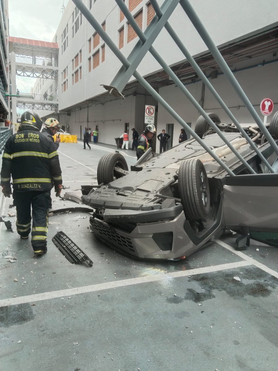 Mexico_NewsMX's tweet photo. 🚨🚗 ¡DEL ESTACIONAMIENTO AL VACÍO!
Una conductora terminó con su vehículo volcado tras caer desde un nivel elevado del estacionamiento de Galerías Coapa, en #Tlalpan, CDMX.
👮♂️ Policías y paramédicos del #ERUM acudieron al lugar. La mujer resultó lesionada y fue atendida en el sitio.
Hasta ahora, no se reportan víctimas mortales ni otras personas lesionadas.
⚠️ Las circunstancias exactas del accidente aún están bajo investigación.
#CDMX #ÚltimaHora