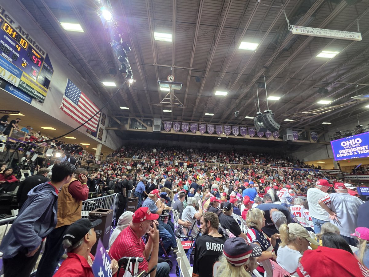 MrsJacobs613's tweet photo. @realDonaldTrump @POTUS @WhiteHouse You can use my photos to show how full we was at the rally in Vandalia, OH Oct 3rd!! https://t.co/Wuamkk427P