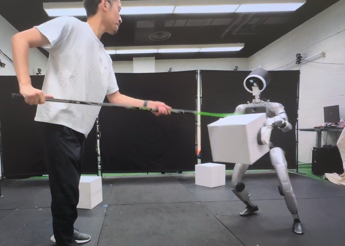 ChongZzZhang's tweet photo. This kinda mixes the old Boston Dynamics demo and the new Atlas head https://t.co/f9Uo8OVg51