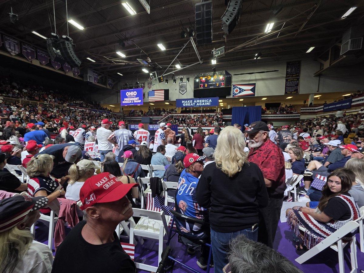 MrsJacobs613's tweet photo. @realDonaldTrump @POTUS @WhiteHouse You can use my photos to show how full we was at the rally in Vandalia, OH Oct 3rd!! https://t.co/Wuamkk427P