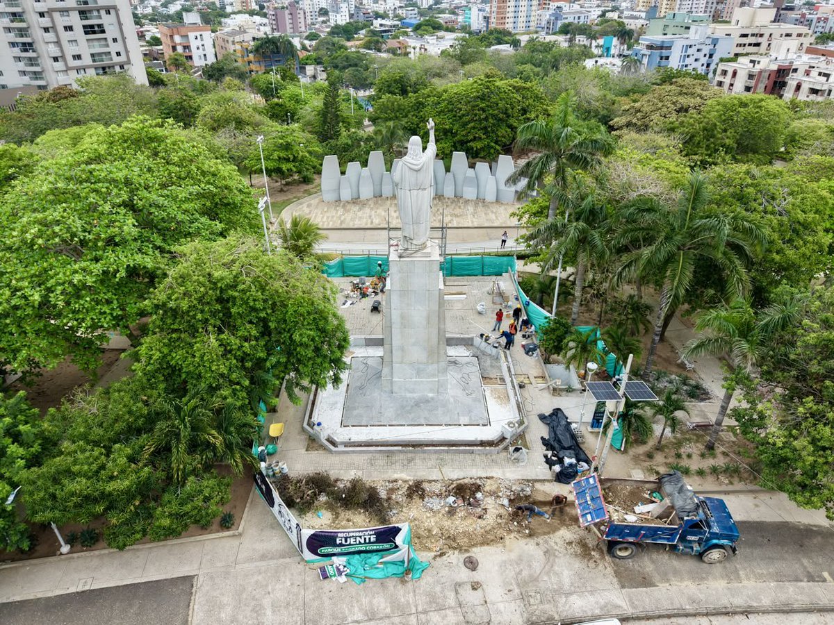 AnaMariaAljure's tweet photo. Poco a poco, la renovada fuente del emblemático Parque Sagrado Corazón va tomando forma. ⛲️🌳

📍En la Cra 42F con calle 80, estamos recuperando esta fuente para volver a activar un espacio que hace parte de la vida de los barranquilleros y sumar nuevas soluciones urbanas frente al clima.💧Agua, sombra, árboles y espacios para refrescarnos, encontrarnos y disfrutar #Barranquilla. 💚🫶🏻