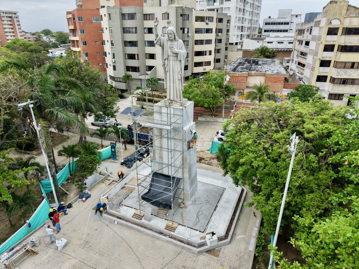 AnaMariaAljure's tweet photo. Poco a poco, la renovada fuente del emblemático Parque Sagrado Corazón va tomando forma. ⛲️🌳

📍En la Cra 42F con calle 80, estamos recuperando esta fuente para volver a activar un espacio que hace parte de la vida de los barranquilleros y sumar nuevas soluciones urbanas frente al clima.💧Agua, sombra, árboles y espacios para refrescarnos, encontrarnos y disfrutar #Barranquilla. 💚🫶🏻