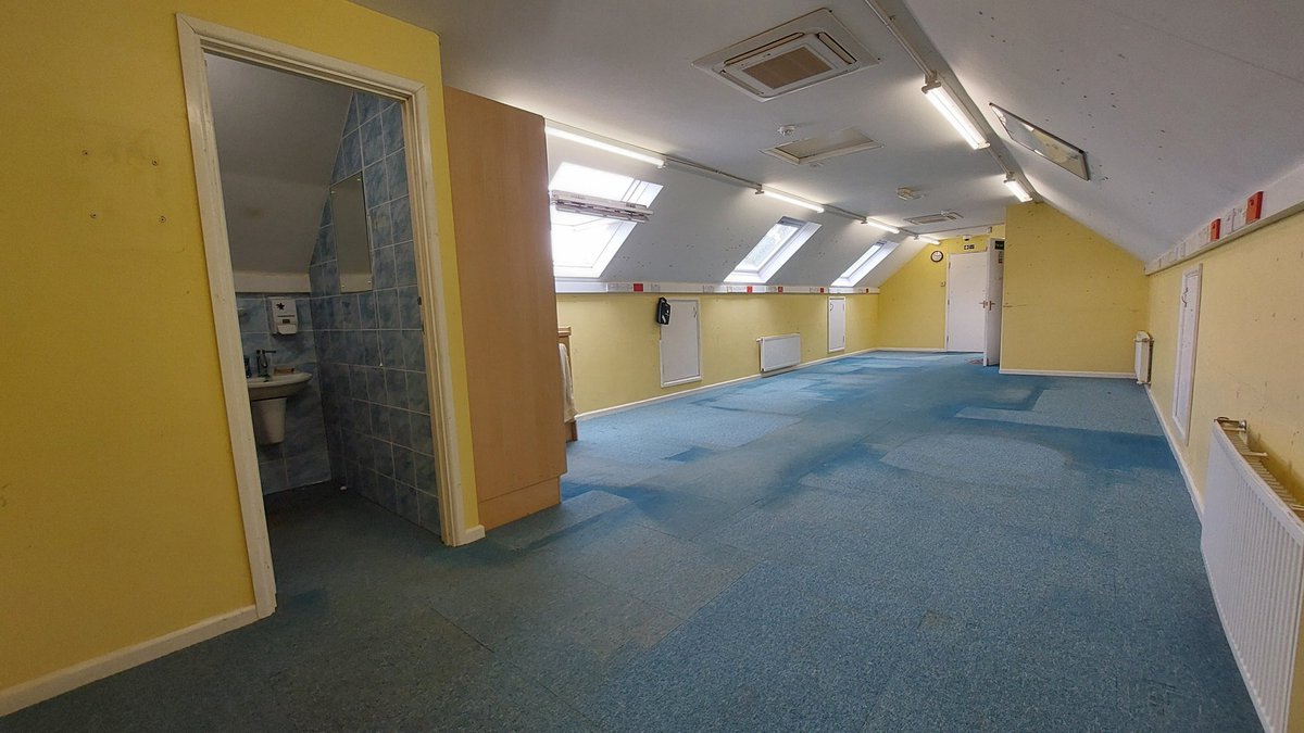 propertyau47583's tweet photo. A 23-foot rocket in the garden hides the entrance to a huge underground complex. 🚀

Built by hand over 20+ years, it includes tunnels, rooms and a miniature railway.

Now it’s going to auction in Reading for £300,000–£325,000.

Photos: Aston Mead

#propertyauction #ukproperty https://t.co/xTcUyN0Bme