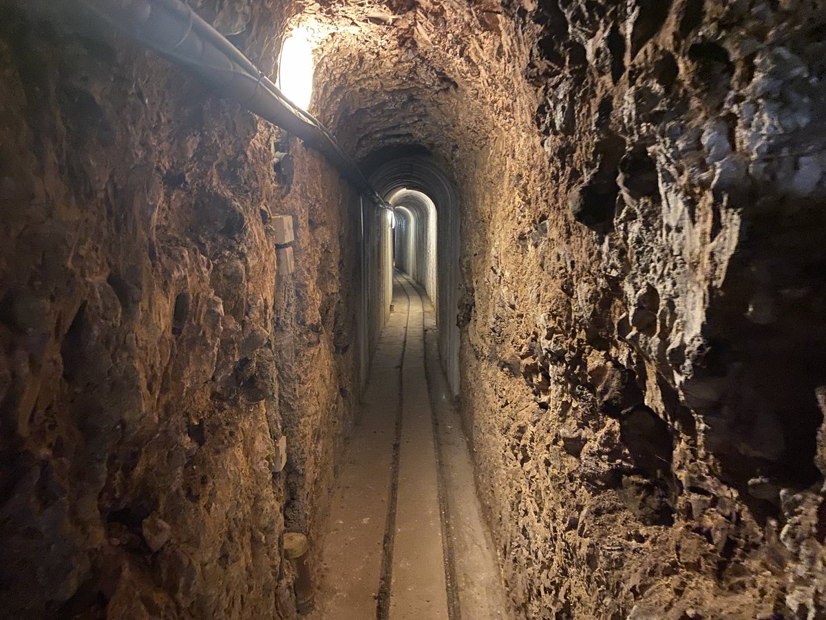 propertyau47583's tweet photo. A 23-foot rocket in the garden hides the entrance to a huge underground complex. 🚀

Built by hand over 20+ years, it includes tunnels, rooms and a miniature railway.

Now it’s going to auction in Reading for £300,000–£325,000.

Photos: Aston Mead

#propertyauction #ukproperty https://t.co/xTcUyN0Bme