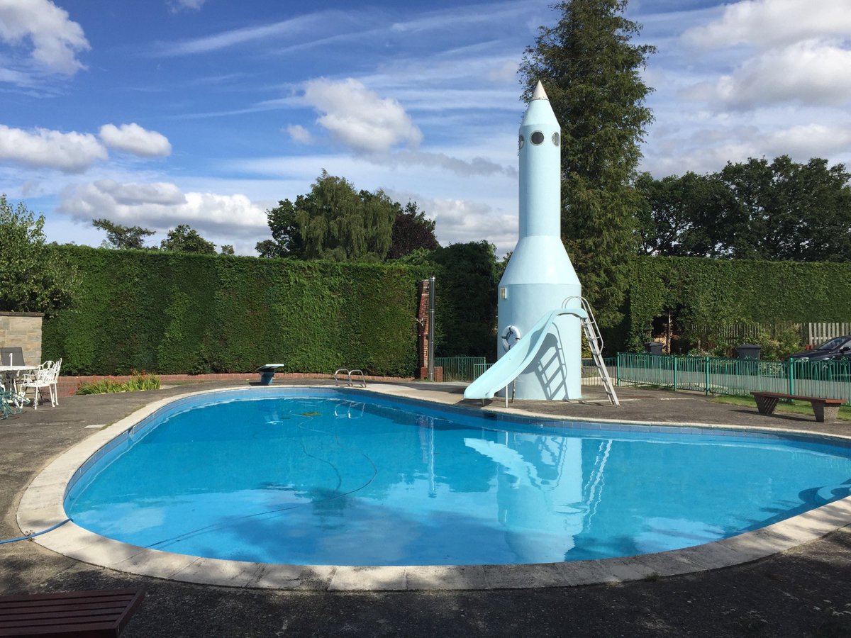 propertyau47583's tweet photo. A 23-foot rocket in the garden hides the entrance to a huge underground complex. 🚀

Built by hand over 20+ years, it includes tunnels, rooms and a miniature railway.

Now it’s going to auction in Reading for £300,000–£325,000.

Photos: Aston Mead

#propertyauction #ukproperty https://t.co/xTcUyN0Bme