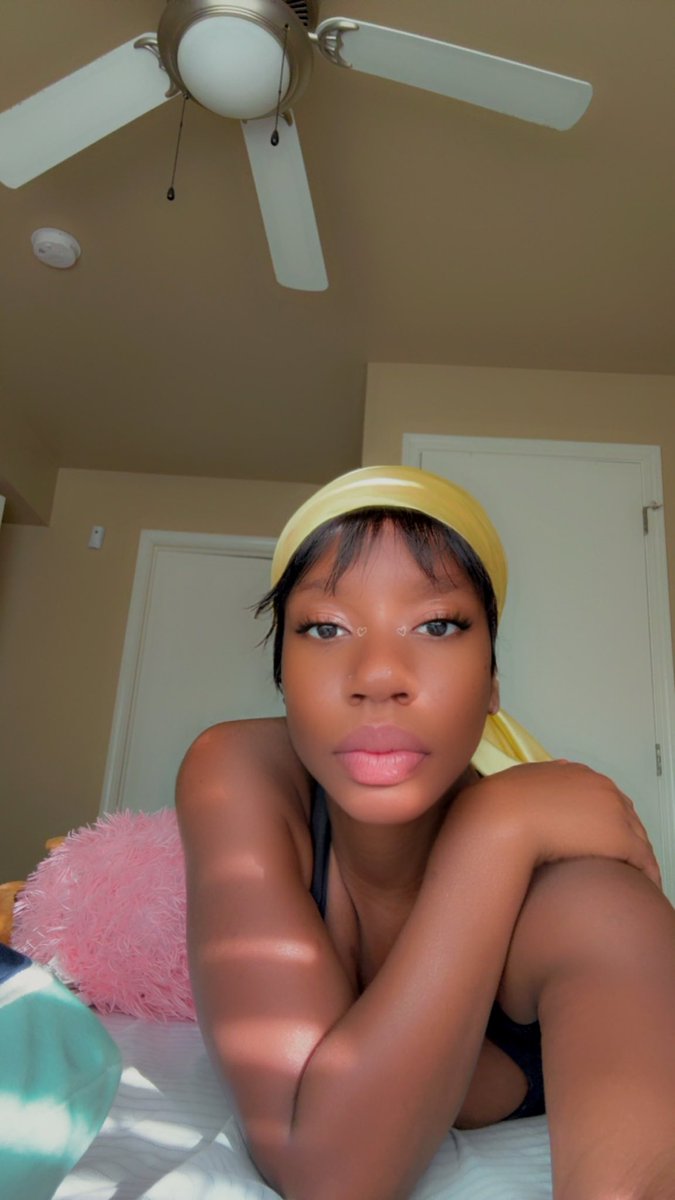 Muabon's tweet photo. Sitting up in my room 🎶 https://t.co/owuSKl8xx9