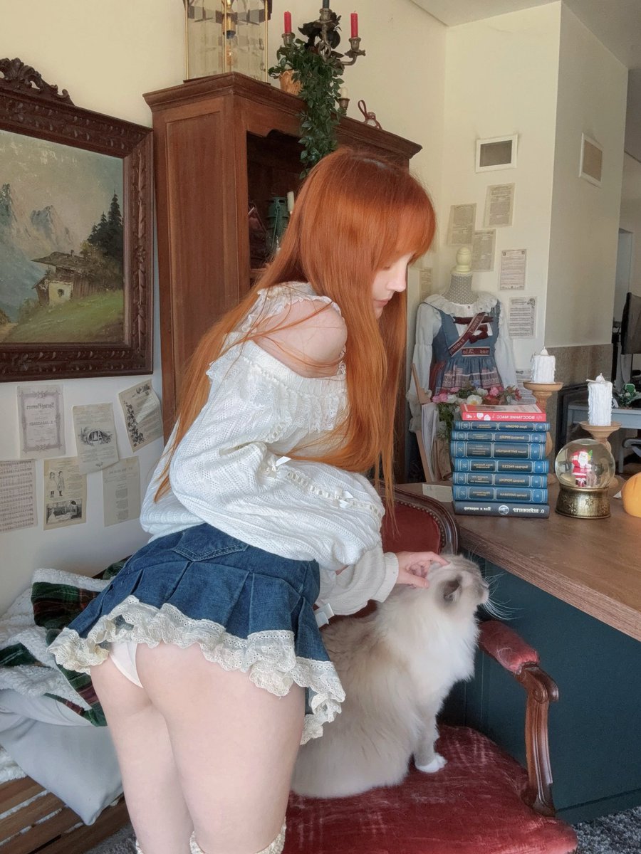 AlisaLeafy's tweet photo. Do like my kitty? https://t.co/JSGOs5iWau