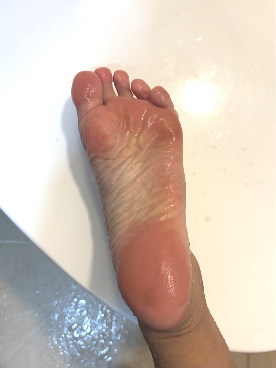 heavyturnado's tweet photo. พึ่งอาบน้ำเสร็จเลยมาให้รางวัลคนนอนดึกดีกว่า #ทาสเท้า #footfetısh #bdsm https://t.co/4XwbrhIV7g