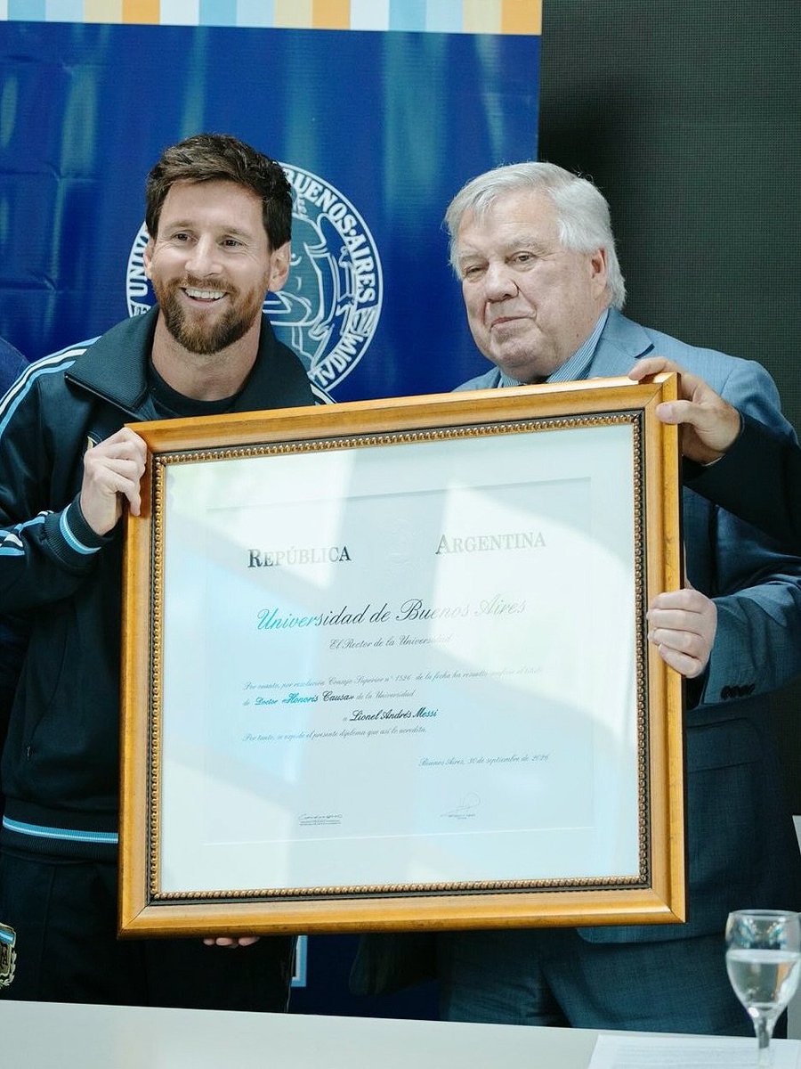 lindadidirellz's tweet photo. Dr Lionel Messi. 🎓🇦🇷 University of Buenos Aires just made it official🎉

 Hours before his final match for Argentina. 

What a day. 💙🥹
#GraciasLeo #DrMessi #Messi10 https://t.co/cBwSC0Bdn7