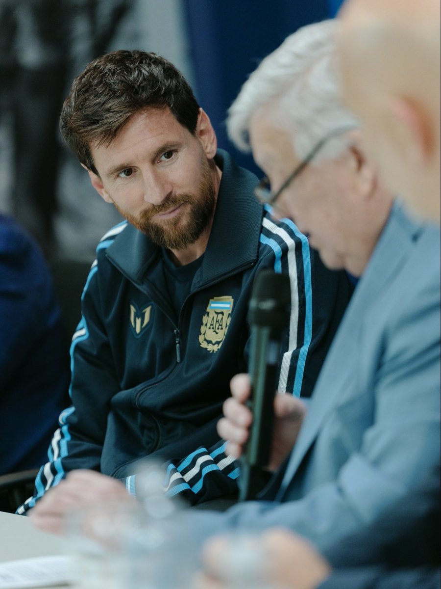 lindadidirellz's tweet photo. Dr Lionel Messi. 🎓🇦🇷 University of Buenos Aires just made it official🎉

 Hours before his final match for Argentina. 

What a day. 💙🥹
#GraciasLeo #DrMessi #Messi10 https://t.co/cBwSC0Bdn7