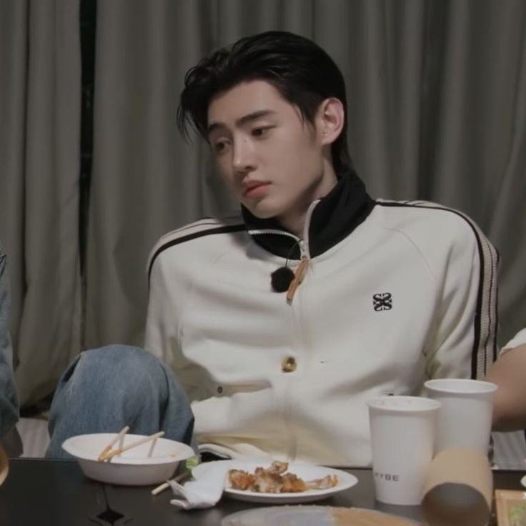 hoon_iceprince's tweet photo. me filling the room with negative energy bc i miss sunghoon https://t.co/YFK2TnQfD4