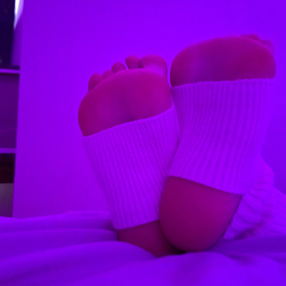 janeisafootslut's tweet photo. GUYSSS I NEED THAT €20 ON MY THRONE 😭😭😭 PLEASE AMAZON CHANGED THE PRICE OF THE IPL AS I JUSTTTT GOT ENOUGH 😭 #throne #feet #findom #legwarmers #strirups https://t.co/j4PfINC44T
