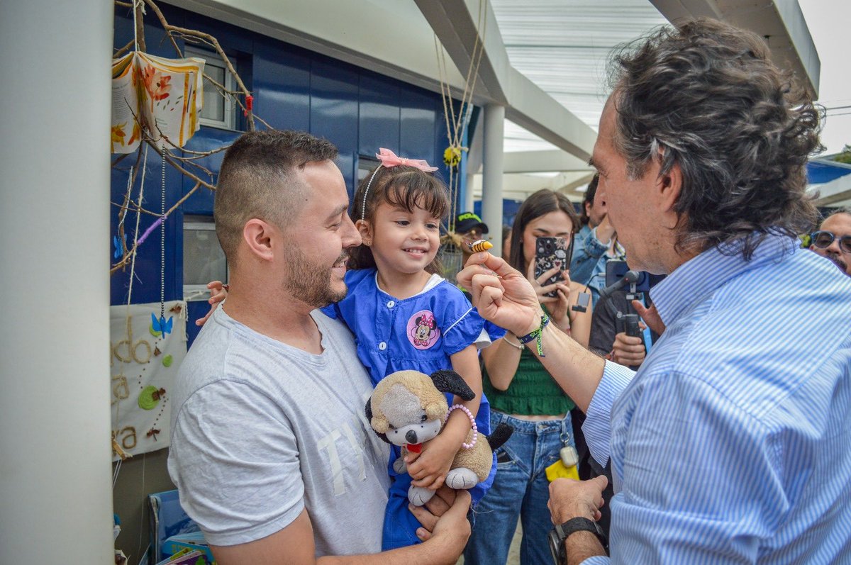 FicoGutierrez's tweet photo. En 2023, un año antes de iniciar nuestro gobierno, 4 niños murieron por desnutrición en Medellín. En los casi 3 años que llevamos, no se ha registrado una sola muerte de un niño por esta causa.

Y esto no es casualidad: recuperamos y fortalecimos Buen Comienzo.

Con Buen Comienzo 365 hemos entregado más de 1 millón de apoyos alimentarios, porque el hambre no sale de vacaciones. Y con Nutrir para Sanar, Sanar para Crecer acompañamos a las niñas y los niños en riesgo de desnutrición para actuar a tiempo.

Cuando llegamos en 2024, la desnutrición aguda estaba en 1,1%. Hoy está en 0,5%. La redujimos a menos de la mitad.
Pero para nosotros la única cifra que vale es 0. Por eso no bajamos la guardia.

Detrás de estos resultados hay niñas y niños mejor alimentados, familias acompañadas y, sobre todo, vidas que estamos protegiendo.

¡Diciendo y haciendo! 💥