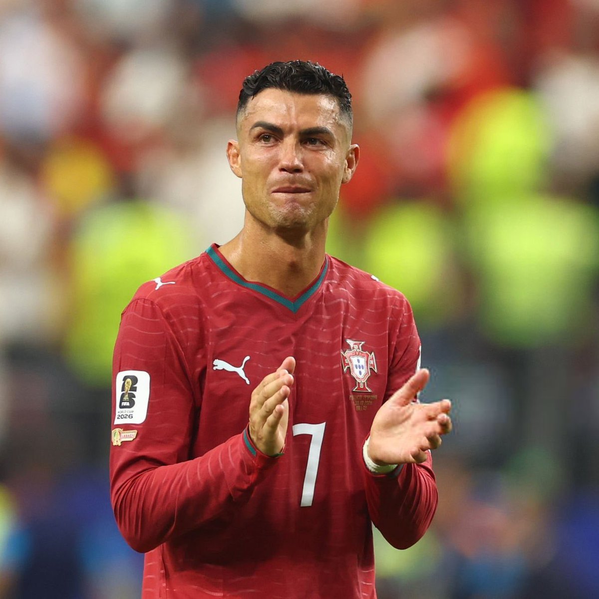 BrunoPont's tweet photo. Contundente comunicado de Cristiano Ronaldo sobre lo ocurrido con Jorge Jesus:

​"Como prometí, quiero explicar directamente lo que pasó en el último campamento de la selección nacional"

Después de la Copa del Mundo, el presidente de la FPF insistió en que reconsiderara irme y me pidió mi opinión sobre el entrenador actual. Dije que él sería la elección correcta"

​En agosto, el entrenador me dijo que yo era fundamental en su proyecto: jugaría el primer y último partidos. Me sugirió que me saltara los viajes fuera, pero me me negué: un capitán no se queda en casa. Simão Coutinho fue testigo de ello"

En el día del partido de Noruega, me preguntó si estaba listo para jugar 30 minutos. No estaba en el plan, pero dije que sí. Calenté desde el descanso y nunca me llamaron. Había roto su palabra. No saludar a los fans después fue mi culpa, y me disculpo"

48 horas después, con Coutinho presente, acordamos que diría la verdad en la sala de prensa: el plan era suyo, nunca pedí minutos, y hacerme calentar sin jugar fue un error. Me pidió un abrazo y lo prometió. Aprobé un breve documento con esas notas.

​Esa mañana le dije al presidente y al entrenador: si no me quieres, dímelo. Ambos dijeron que no.

​La conferencia de prensa no tuvo nada que ver con lo que acordamos. Escuché una agresión que no merecía. Fue la segunda vez que rompió su palabra.

​En casi 25 años nunca he interferido en una decisión técnica. Pero cuando mi palabra se rompe, mi lugar no está allí.
​
Me disculpo con mis compañeros de equipo por irme. La responsabilidad es solo mía. La FPF debería castigarme sin circunstancias atenuantes; como capitán, eso es un factor agravante.

​Hay charlas de juegos de despedida. Pero aprendí, cuando tenía hambre, que nadie le da nada a nadie. La selección nacional, para mí, significa competir.

Cuando mi padre murió, me quedé hasta que terminó el próximo partido. Lo hice por mi país.

Si estoy en forma, después de mi suspensión, estaré disponible, como siempre, para competir y ganar por Portugal.

​"Esta es la verdad absoluta".