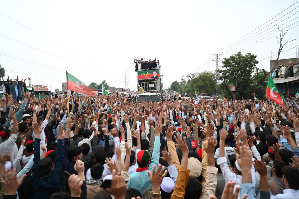 SamadKh125528's tweet photo. A glimpse of the energy, unity, and determination on the third day of the peaceful long march at Kohat.

#سر_بکف_میدان_میں 
#اکتوبر5_یوم_عمران_خان 
#خان_کی_سالگرہ_مزاحمت_کے_نام https://t.co/y4sWQQtHVb