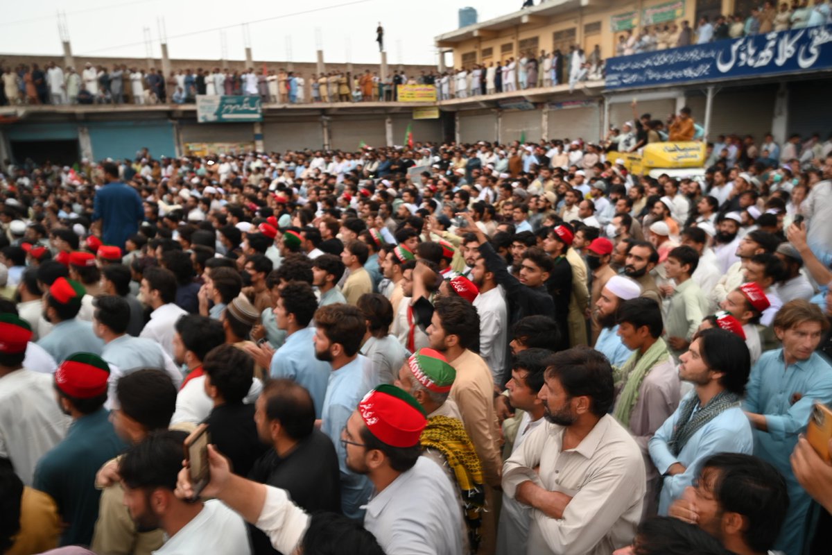 SamadKh125528's tweet photo. A glimpse of the energy, unity, and determination on the third day of the peaceful long march at Kohat.

#سر_بکف_میدان_میں 
#اکتوبر5_یوم_عمران_خان 
#خان_کی_سالگرہ_مزاحمت_کے_نام https://t.co/y4sWQQtHVb