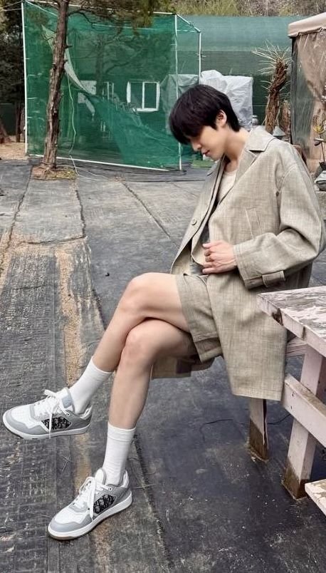 pixxxylu's tweet photo. these legs                 over these shoulders https://t.co/Y9DvtUkbRg