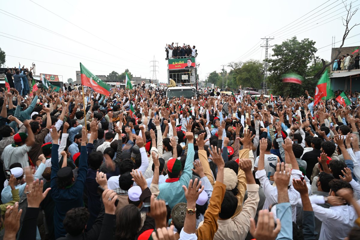 SamadKh125528's tweet photo. A glimpse of the energy, unity, and determination on the third day of the peaceful long march at Kohat.

#سر_بکف_میدان_میں 
#اکتوبر5_یوم_عمران_خان 
#خان_کی_سالگرہ_مزاحمت_کے_نام https://t.co/y4sWQQtHVb
