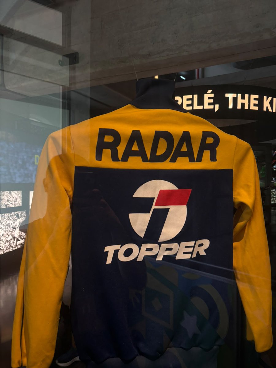 MuseuDoFutebol's tweet photo. Este agasalho de 1983 pertenceu a Iracema Ferreira, a “Rata”, ex-atleta do Esporte Clube Radar e uma das mulheres que ajudaram a construir a história do futebol feminino no Brasil.

Se liga 👇 https://t.co/JtZG6Z3l8B