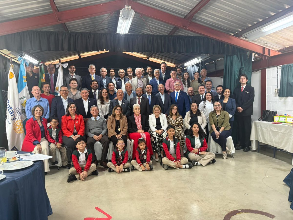 EmbaMexGua's tweet photo. La embajadora @banos_elena acompañó a @funguamex y al Club Rotario Guatemala Sur en la donación de paneles solares para Escuela Rotaria Benito Juárez, integrante del Programa Escuelas México 🇲🇽🇬🇹 @AMEXCID 
Acción que une educación, sostenibilidad y cooperación México y Guatemala. https://t.co/3LRNKgHyXA