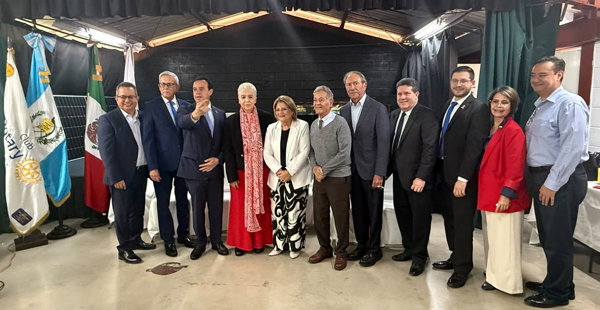 EmbaMexGua's tweet photo. La embajadora @banos_elena acompañó a @funguamex y al Club Rotario Guatemala Sur en la donación de paneles solares para Escuela Rotaria Benito Juárez, integrante del Programa Escuelas México 🇲🇽🇬🇹 @AMEXCID 
Acción que une educación, sostenibilidad y cooperación México y Guatemala. https://t.co/3LRNKgHyXA