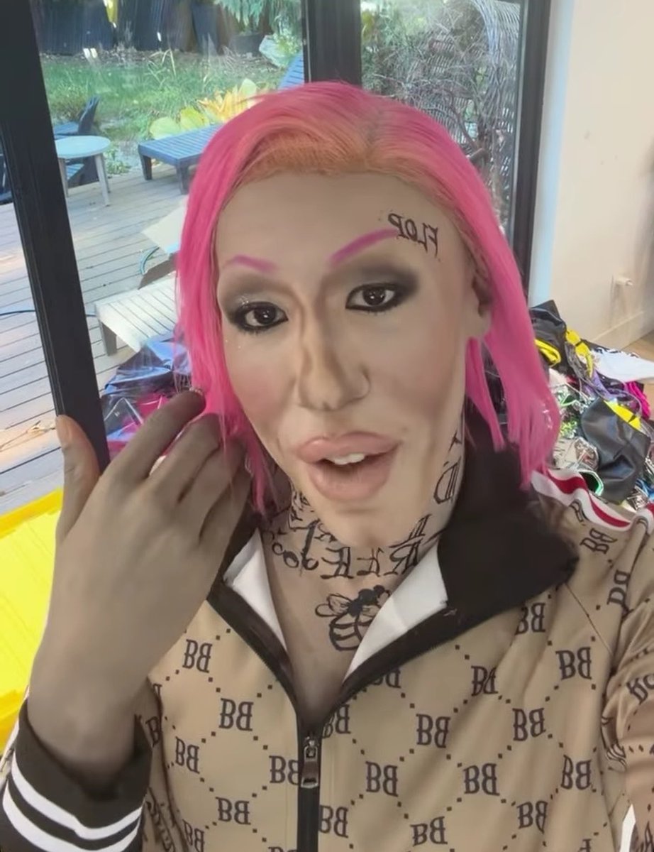 floptrina5000's tweet photo. looking like a customised gta5 character https://t.co/muz19EZafb