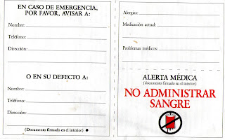 lubrio's tweet photo. Los testigos de Jehová anunciaron el pasado 18 de septiembre un cambio histórico sobre su doctrina de la sangre. Hasta esa fecha, el aceptar transfusiones estaba absolutamente prohibido, pero ese día cambiaron su doctrina, pudiendo aceptar COMPONENTES DE LA SANGRE por separado (glóbulos rojos, glóbulos blancos, plasma o plaquetas). 

Resulta que, en las operaciones quirúrgicas planificadas, la mayoría de las transfusiones de sangre no son de sangre completa, sino de componentes (glóbulos rojos, plaquetas, plasma, etc.) por lo que muchísimos casos de testigos de Jehová que hasta el 18 de septiembre no hubieran aceptado transfusiones de sangre, a partir de ese día sí los aceptarán.

Esta decisión se suma a una anunciada hace meses, de que los testigos de Jehová también podrán hacerse "autotransfusiones" (tomar una parte de su sangre para guardarla y usarla posteriormente), algo que también estuvo prohibido por décadas.

Personalmente siento una mezcla entre alegría y rabia por esta decisión. 

La alegría es porque pienso que esta decisión, tomada por el grupito de personas que los dirigen, salvará muchas vidas en el futuro de miembros de esta secta que ahora sí podrán aceptar transfusiones de componentes de sangre que, hasta donde entiendo, son los que usan en el 95% de las operaciones quirúrgicas (tengo entendido que la sangre completa sólo se usa en casos muy graves, cuando la persona ha perdido mucha sangre por un accidente o similares). 

Pero también siento rabia porque miles y miles de testigos de Jehová, entre ellos MI MAMÁ, murieron por negarse a aceptar transfusiones de sangre durante los 81 años que la prohibición absoluta estuvo vigente. 

Mi mamá en 2016 tenía que hacerse una operación exploratoria para determinar las causas de una obstrucción gástrica, y dicha operación nunca se pudo hacer porque ella se negaba a recibir transfusiones de sangre y ningún médico quiso operarla en esas condiciones. Y así perdió la vida. 

Y así como ella, decenas de miles de personas miembros de esa secta, convencidos de que esas normas provenían de Dios mismo, prefirieron poner su vida en peligro antes que desagradar a "Dios". 

Los testigos de Jehová existen desde 1890, pero es desde 1945 que no aceptan transfusiones de sangre. Duraron 81 años con esta polémica norma, que aún no se revierte en su totalidad. Entre 1967 y 1980 tampoco aceptaban trasplantes de órganos, pues lo consideraban "canibalismo". 

Es muy difícil que una persona, en todas sus facultades mentales, pueda creer que "Dios" cambia sus doctrinas y mandamientos con tanta facilidad, jugando con la vida de tantas personas inocentes, incluyendo niños y personas ancianas. 

Ojalá haya testigos de Jehová que razonen y mediten al respecto. Una cosa son las decisiones respecto a doctrinas o creencias bíblicas, pero ya cuando el "Cuerpo Gobernante" (un grupo de 8 o 10 personas que viven cómodamente en Estados Unidos y dicen que toman las decisiones "guiados por el Espíritu Santo de Dios") toman decisiones que ponen en peligro tu propia vida y la de tus hijos, padres y familiares, los testigos de Jehová deberían despertar, pensar por sí mismos y no dejarse manipular. 

También debería estar prohibido legalmente que los testigos de Jehová acosen a las personas, como le pasaba a mi mamá, que tenía encima a sus compañeras de religión y a un fulano "anciano del Comité de Enlace", que no hacía otra cosa sino cerciorarse de que a mí mamá no le pusieran transfusiones de sangre, manteniendo bajo amenazas legales al personal médico.

Al mismo tiempo, veo un debate intenso en las redes sociales por los efectos del evangelismo pentecostal en América Latina. Se señala que buena parte de los grupos evangélicos fueron introducidos por razones políticas más que religiosas, y que determinados dirigentes políticos de derecha (el clan Bolsonaro en Brasil, De La Espriella en Colombia, Kast en Chile, Bukele en El Salvador, entre muchos otros) se aprovecharon de ellos para ganar elecciones. Además, muchos de ellos apoyan el Estado de Israel y el sionismo, pues sus doctrinas enseñan que tiene que volver Israel para que entonces Jesús regrese a la Tierra. Por lo que los ves con la estrella de David, apoyando o al menos callando ante los horripilantes crímenes que el estado de Israel comete en Palestina.

Aunque los testigos de Jehová no son evangélicos, también instan a sus miembros a no involucrarse en la política, a no votar, a no apoyar a ningún candidato y en creer que el mismo "Dios" que cada 20 o 30 años cambia de opinión sobre temas médicos poniendo en peligro la vida de sus miembros, también será el que algún día bajará a la Tierra a traer un "Armagedón" que acabará con todos los que no sean testigos, y luego, sobre los cadáveres del 99% de la población mundial, construirá un "Nuevo Sistema" paradisíaco donde todos vivirán "felices" para siempre. 

No panas. Somos nosotros los seres humanos los que tenemos que construir nuestro futuro, los que tenemos que resolver los graves problemas que existen en el planeta, como la desigualdad, la pobreza, las enfermedades y tantos otros. 

Hemos sido los humanos los que hemos logrado subir la esperanza de vida, que en los siglos XVIII y XIX rondaba los 30 o 40 años, a más de 75 años en muchos lugares. Los humanos hemos disminuido la mortalidad infantil, hemos creado antibióticos, vacunas y medicinas que han reducido o acabado con enfermedades muy peligrosas, y todo esto apenas en  los últimos 200 años. 

Somos una especie que, según la ciencia, tiene 200.000 años en el planeta, y en los últimos 200 o 300 años hemos hecho logros asombrosos, por lo que es de esperarse que, en 500 años, o mil, o dos mil, o 5 mil años más, podamos resolver muchos, pero muchos de los graves problemas que nos afectan. Ojalá podamos acabar también con las guerras, las invasiones, el colonialismo y todos sus efectos. 

Yo sí tengo fe en la humanidad. 

Seguramente nosotros no veremos estos avances, pero sé que nuestros descendientes sí los verán, y no será de manos de sectas fanáticas que intentan interpretar libros escritos hace 3 mil años a su conveniencia para mantener el control de la gente. 

Será estudiando, aprendiendo, experimentando, desarrollando nuestros conocimientos médicos y científicos, dejando de darle el poder a gente que sólo quiere hacer más dinero, para dárselo a quienes quieren resolver los problemas de las mayorías. 

Por favor, abran los ojos.
