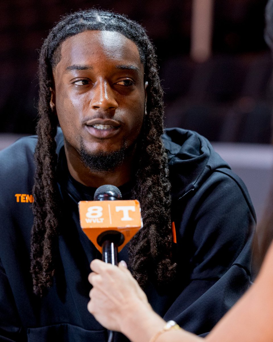 Vol_Hoops's tweet photo. today's topic: basketball

notes from media day → https://t.co/gnJXtMausA https://t.co/3iA8Qxuxa1