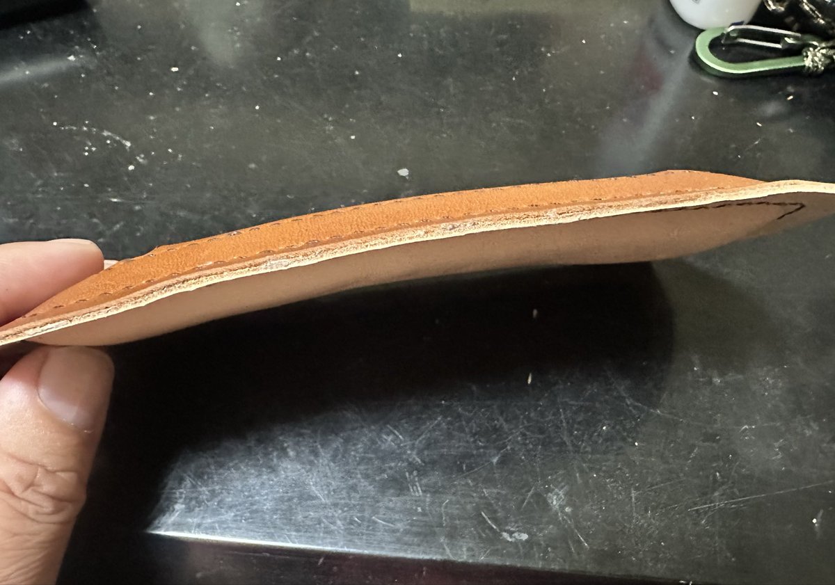 sabothebar's tweet photo. 日本一早起きのバーテンダーは、もちろん起きてる…朝からショルダーパットの残りを縫ってた。厚みもしっかりあるので、良い感ぢやね。闇のミッション終わったら、カットしてコバ磨いて完成させよう。釣り解禁まで5ヶ月もあんのに、ゆっくり作らんと時間持て余すって… https://t.co/pieOP4RqGK