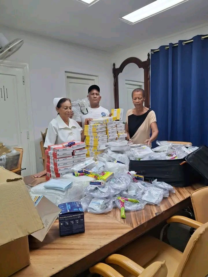 Zonya19194651's tweet photo. La #FMC_Cuba continúa de puente solidario. Se entregó hoy en el Hospital Neurológico medicamentos y otros insumos para los pacientes de esa institución. Seguimos enfrentando el Bloqueo también con la solidaridad internacional. #CubaNoEsUnaAmenaza  #MujeresEnRevolución https://t.co/YcAAS2qY9g