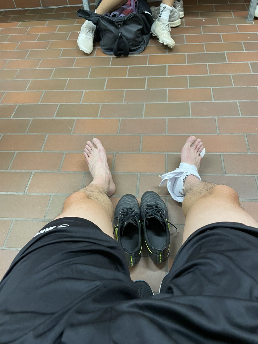 DaviFootball33's tweet photo. 今日のチーム練習はまさかの、所属しているファーストチームのメンバーが少な過ぎ、セカンドチームも入れてフルピッチで試合をすることに。

前回の試合では10分しか出場出来なかったので、急に監督にアピールのチャンス。
CFで出場し、前回の反省を活かして相手を見ずにがむしゃらに裏を狙うので https://t.co/8yKRWoAP5U