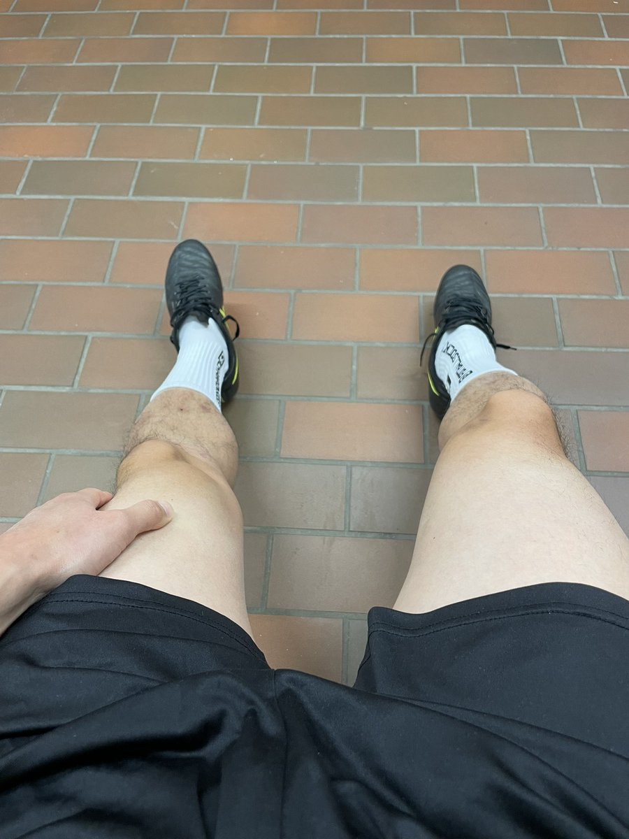 DaviFootball33's tweet photo. 今日のチーム練習はまさかの、所属しているファーストチームのメンバーが少な過ぎ、セカンドチームも入れてフルピッチで試合をすることに。

前回の試合では10分しか出場出来なかったので、急に監督にアピールのチャンス。
CFで出場し、前回の反省を活かして相手を見ずにがむしゃらに裏を狙うので https://t.co/8yKRWoAP5U