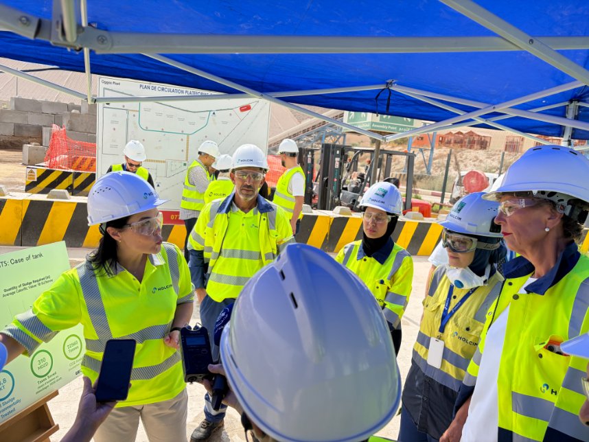 Ambsuissealg's tweet photo. Visite de l'Amb. Weichelt de l'usine de @Holcim El-Djazaïr à Oggaz. 2 conventions ont été signées: avec @sonatrach_dz pour le traitement des boues d'hydrocarbures et avec la SNRV pour le traitement des pneumatiques et déchets dangereux. Technologie🇨🇭pour la décarbonation en 🇩🇿. https://t.co/XWLGtW5Pf0