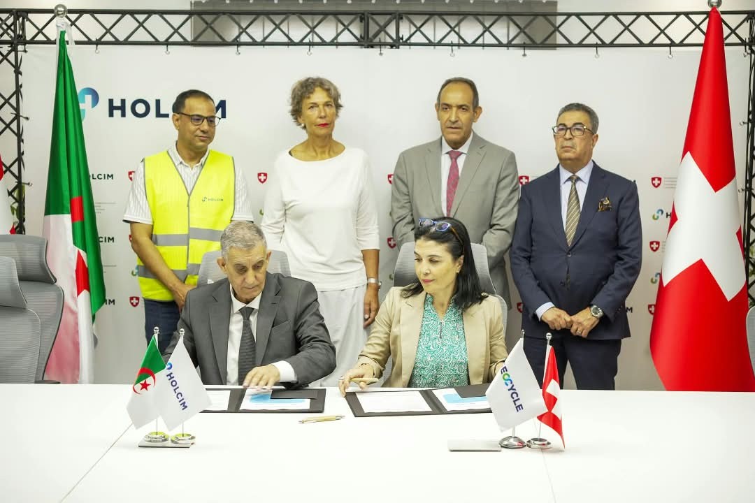 Ambsuissealg's tweet photo. Visite de l'Amb. Weichelt de l'usine de @Holcim El-Djazaïr à Oggaz. 2 conventions ont été signées: avec @sonatrach_dz pour le traitement des boues d'hydrocarbures et avec la SNRV pour le traitement des pneumatiques et déchets dangereux. Technologie🇨🇭pour la décarbonation en 🇩🇿. https://t.co/XWLGtW5Pf0
