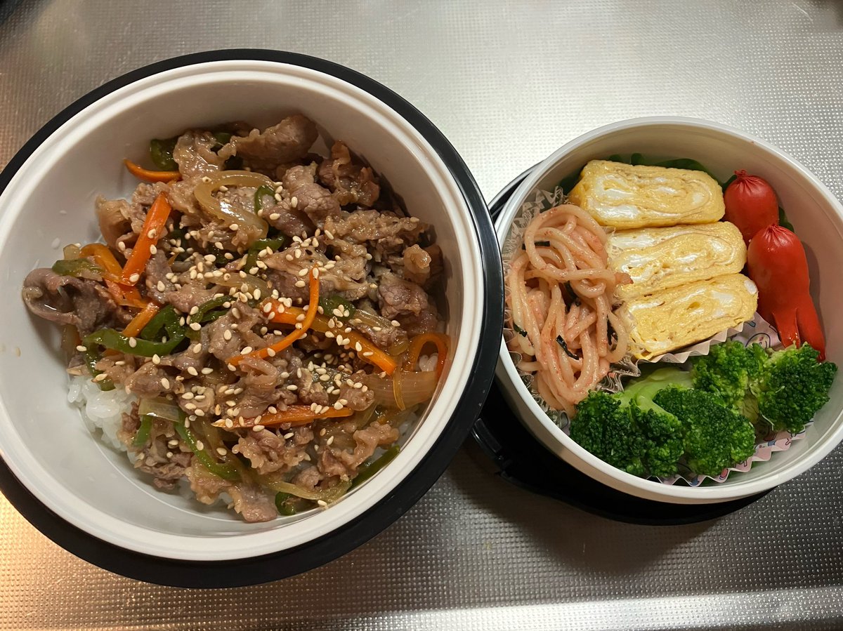 m881037o's tweet photo. おはようございます
⭐️プルコギ丼
⭐️たまご焼き
⭐️赤ウィンナー
⭐️たらスパ
⭐️🥦
今日は保温弁当箱にしてみました‼︎
詰めるのが難しくなくてよき😙
なんだか朝から肋骨？が痛い…ぶつけた記憶もなくてなんなんこれ状態…
とりあえず痛み止めをお守りに今日も頑張りまーす😣
#高校2年男子弁当 https://t.co/LvkBqJNNDD