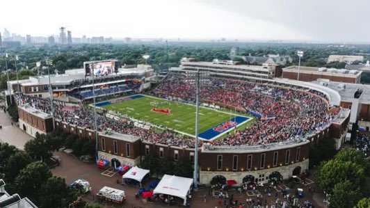 cfbcampustour's tweet photo. D1 stadiums named after U.S. presidents:

• Franklin Field (Penn): Our 1st &amp; greatest president who literally invented freedom &amp; electricity

• Gerald J. Ford Stadium (SMU): Our greatest living president who invented the car &amp; played college 🏈

***Notarized by @3YearLetterman https://t.co/VnOdaYuXuf