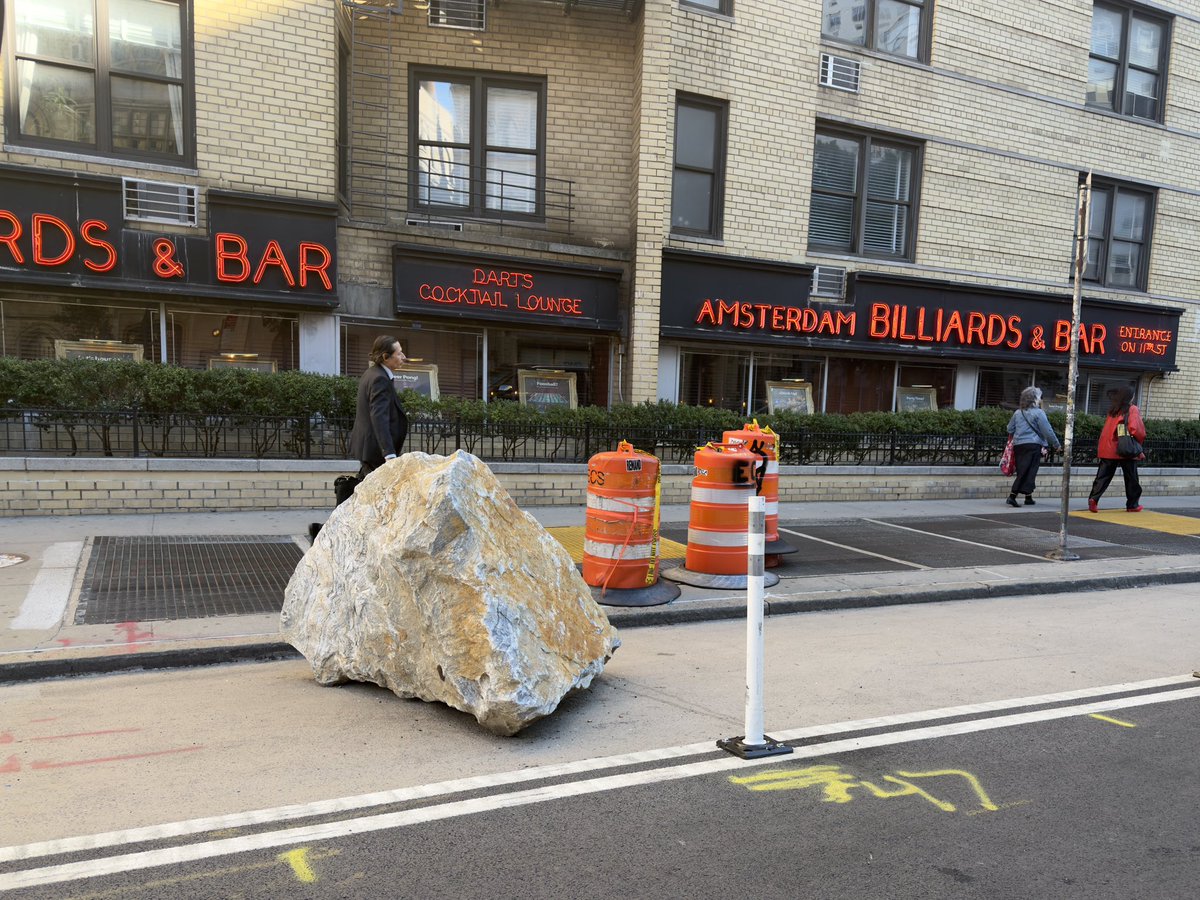 NYCBikeWatch's tweet photo. Dear @NYC_DOT what is the purpose of this? Really! https://t.co/dUxyE2dpAs
