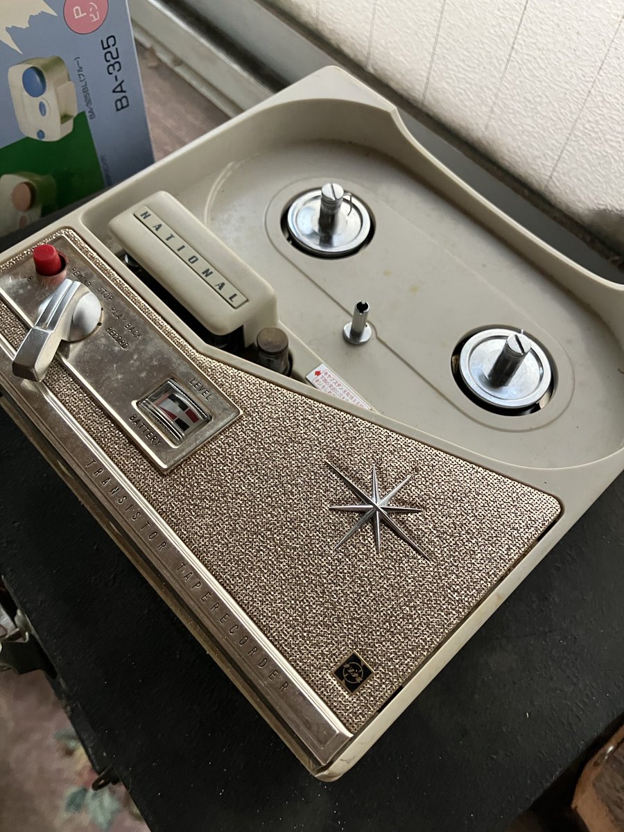 gumgamu's tweet photo. 古いテープレコーダー二台、残念ながら両方とも壊れてるみたい。カセットテープではない。中から、これまた古い炭酸電池が出てきた。 https://t.co/bawazhJk5w