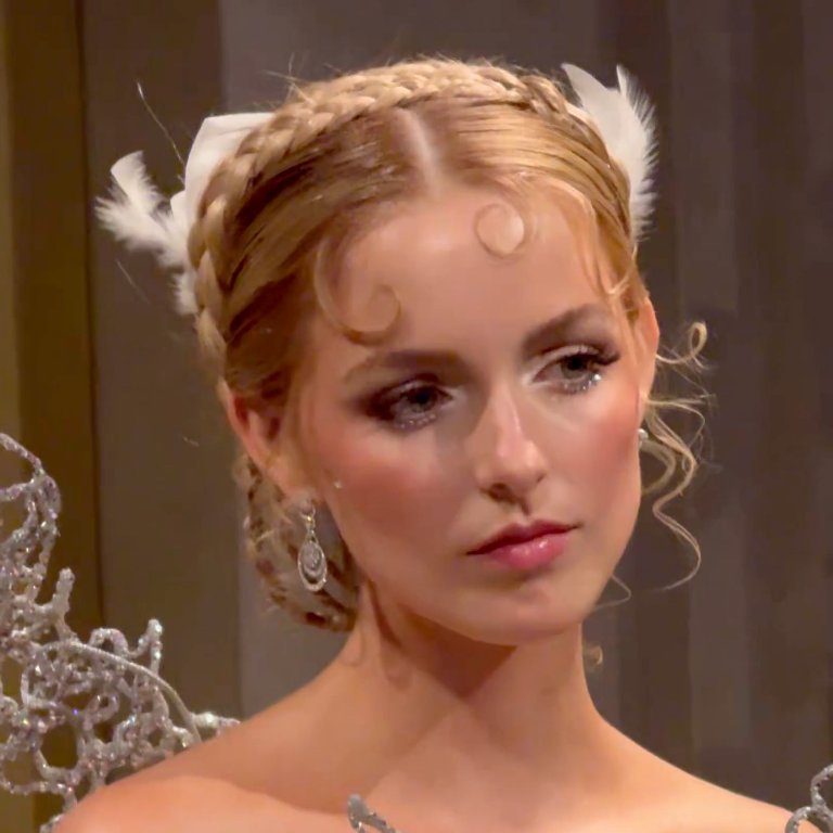 wisegirlbaird's tweet photo. the hair??? she's so princess https://t.co/UftiexIMyA
