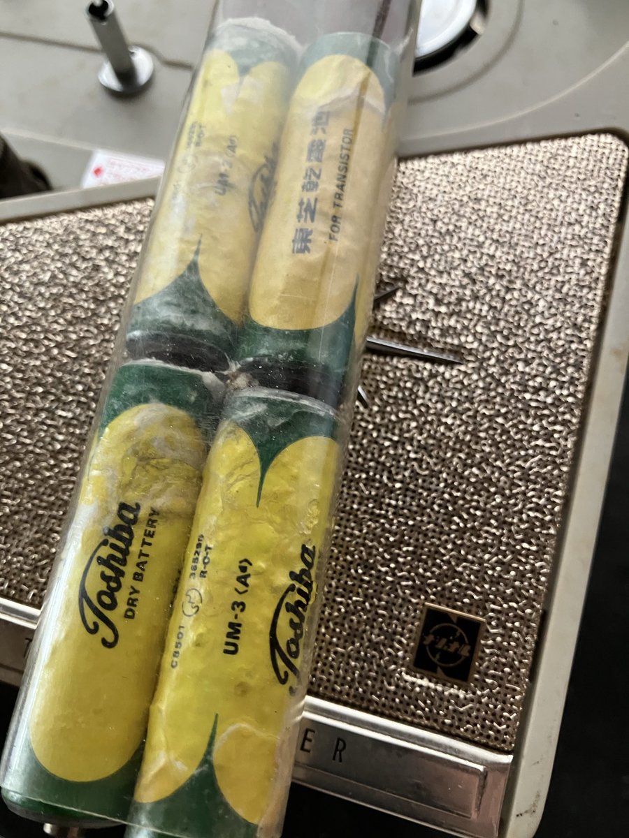 gumgamu's tweet photo. 古いテープレコーダー二台、残念ながら両方とも壊れてるみたい。カセットテープではない。中から、これまた古い炭酸電池が出てきた。 https://t.co/bawazhJk5w