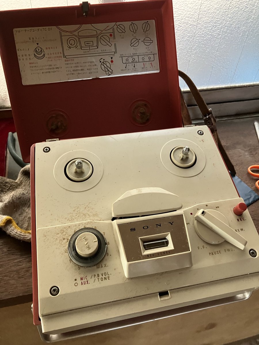 gumgamu's tweet photo. 古いテープレコーダー二台、残念ながら両方とも壊れてるみたい。カセットテープではない。中から、これまた古い炭酸電池が出てきた。 https://t.co/bawazhJk5w