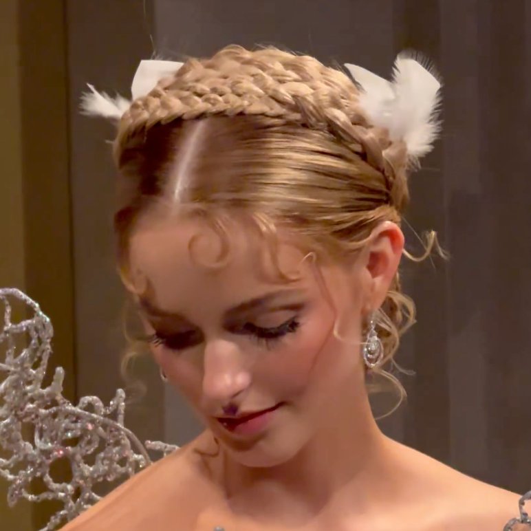wisegirlbaird's tweet photo. the hair??? she's so princess https://t.co/UftiexIMyA