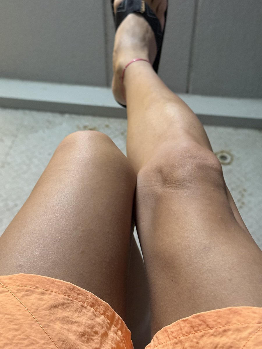 urotaz's tweet photo. おはようございます
今日は少し長めのショートパンツとサンダル
#太もも　#太ももフェチ　#サンダル https://t.co/IT6wNEv0cR